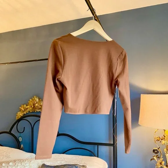 NWT Aritzia Sun-Deh Sunday Best Far Out Long Sleeved Crop Top - Picture 5 of 5